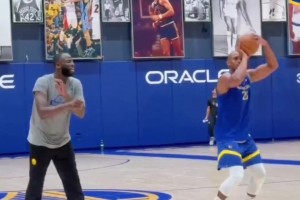 兩人都是撅腚投籃！看到霍福德與追夢一起訓(xùn)練，感覺還是有點(diǎn)不太真實(shí)