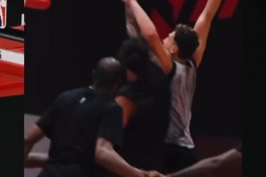 以牙還牙！昨天海王亞當(dāng)斯被申京隔扣，今天立刻隔扣了回來！