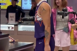 像啊！網(wǎng)友在澳門倫敦人偶遇到布克了 結(jié)果一開口才知道是國(guó)版哈