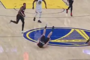 太緊張了？楊瀚森想撲防追夢的傳球，結(jié)果不小心把自己給絆倒了！