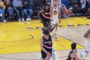 不是追夢絆的！這個(gè)視角可以清晰看到，是楊瀚森自己左腿絆右腿導(dǎo)致摔倒