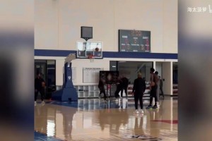 誰才是隊(duì)內(nèi)單挑王？76人訓(xùn)練結(jié)束后的單挑！喬治依舊絲滑~