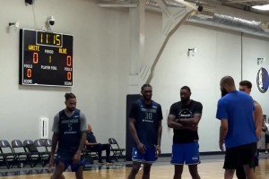 錢德勒指導(dǎo)拉塞爾和鮑威爾吃餅，新賽季獨(dú)行俠你覺(jué)得西部第幾？