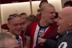 距世界杯一步之遙！挪威全隊(duì)賽后在更衣室狂歡