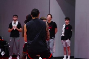 哇塞！阿門這記傳球也太帥了！大手一揮助攻申京暴扣得手！