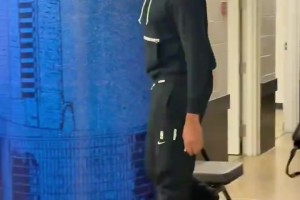 濃眉這穿搭、步伐配上這BGM，絕了