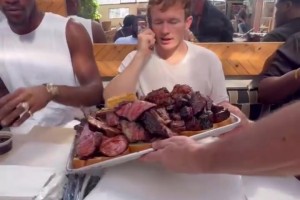 這肉看著可真香??！巴特勒追夢小佩頓一起吃飯！