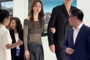 焦點不是車！是周鵬身邊美到窒息的愛妻?