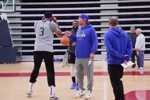 傷沒好，悠著點(diǎn)吧！歐文訓(xùn)練時(shí)想和濃眉單挑，被基德及時(shí)制止