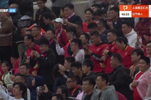 甜蜜！遼寧鐵人三球領先，看臺球迷情侶親密舉動剛好被鏡頭捕捉到