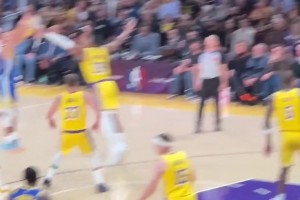 庫追默契無間！追夢(mèng)手遞手掩護(hù)擋住東契奇，助庫里三分一發(fā)入魂~