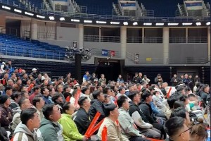 人很多??！青島隊在球館內(nèi)組織球迷一起觀看楊瀚森NBA首秀~