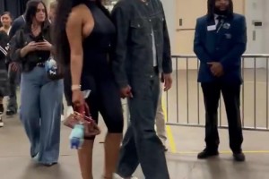 這身材確實夸張！克萊賽后與女友馬冬梅手牽手離場