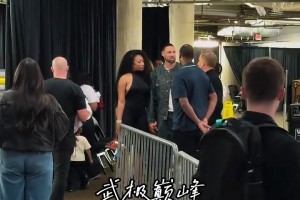 克萊女友大秀頂級好身材！賽后接克萊下班回家！這就是愛情啊