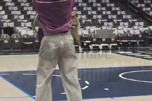 看來恢復(fù)得很不錯！歐文賽前投籃熱身訓(xùn)練，汗水已濕透衣服！