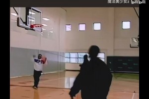 經(jīng)典的超級大變向！珍藏視頻：艾弗森線下跟朋友打球！