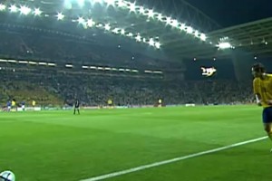 2004年歐洲杯，伊布打進(jìn)載入史冊(cè)的蝎子擺尾