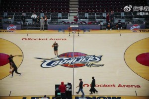 巧合嗎？獨行俠經(jīng)理Nico給球迷簽名，偏偏漏掉了身穿東契奇球衣的那位