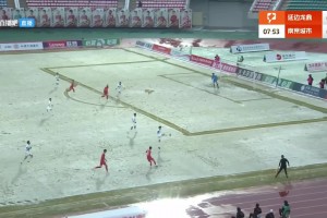 功不可沒(méi)！遼寧鐵人冠軍教頭李金羽舉起中甲冠軍金杯