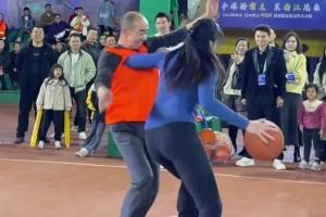 好家伙，野球場(chǎng)肘姐面對(duì)大爺貼防，直接一肘支開