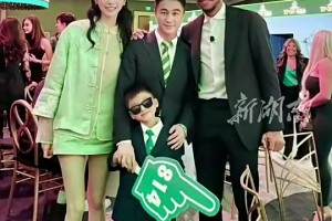 逆天大長腿搶鏡！綠軍股東何猷君與女友奚夢瑤出席球隊慈善晚宴