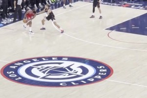 老子還有油！哈登對(duì)比爾是真好 連續(xù)喂餅助其連中2記3分