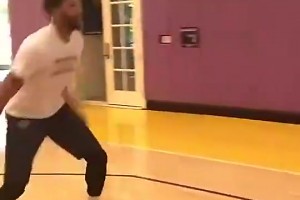 現(xiàn)在都胖成啥樣了！濃眉剛到湖人的時(shí)候，這個(gè)體型多完美啊！