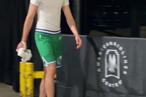 獨(dú)行俠還在不停地輸球！弗拉格賽后很沮喪，但依舊耐心為球迷簽名