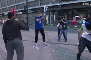 過(guò)年了！尼科被裁后，獨(dú)行俠球迷身穿東契奇球衣來(lái)到球館前慶祝！